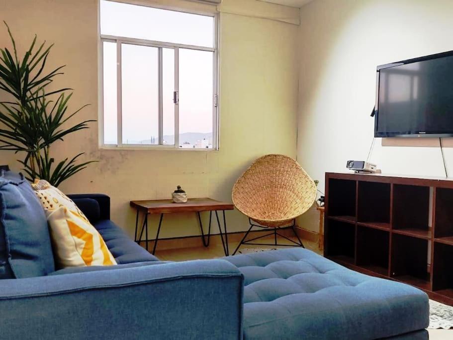 Moderno Y Tradicional, Elegante Departamento En